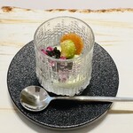 レミニセンス - ・キャビア　枝豆
      枝豆のムースの上にキャビアがトッピングされ、穂紫蘇が彩りを添えています。