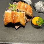 レミニセンス - 鰻の白焼き 飛騨牛タルタル
      レミニセンスのスペシャリテでもある鰻、なんとも形容し難いほど、美味しい鰻の横には、うずら卵の黄身がひっそりと？存在
