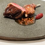 レミニセンス - ・小鳩
      葛原シェフスペシャリテのひとつ 。もも肉、胸肉、砂肝、心臓を お肉の出汁を煮詰めて作ったソースで。
      フィンガーボールを提供されますので、手に持って頂きました