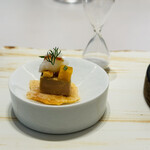 レミニセンス - フォアグラのテリーヌ 
      フォアグラのテリーヌの下には板状のジャガイモのフリット、上部のフェンネルが風に靡いているよう。
       70秒の白い砂が入った砂時計と共に お料理は提供されます。