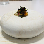 レミニセンス - 北海道産の濃厚な雲丹等を葛粉海藻で造形された
      板状のチップの上に美しく鎮座する精細な一品