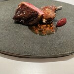 レミニセンス - ・小鳩
      葛原シェフスペシャリテのひとつ 。もも肉、胸肉、砂肝、心臓を お肉の出汁を煮詰めて作ったソースで。
      フィンガーボールを提供されますので、手に持って頂きました