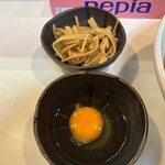 Chuuka Soba Semmon Ten Taishouken - 生卵を溶いて麺を付けて食べます！