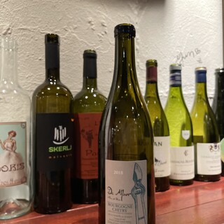 在酒窖管理200種以上的天然葡萄酒