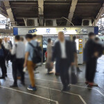 一〇そば - 7番・8番ホーム、上野東京ライン待ちの人で混むんです