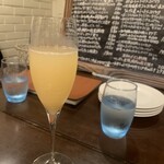 山田食堂 - ベリーニ(桃ジュース×スパークリングワイン)