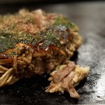 象屋 - 1枚のデカイ豚肉というより、一面に敷かれた1口サイズの豚肉。この方が、モダンだと切りやすくて食べやすい