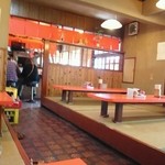 Tom Tom - カウンター席は満員。