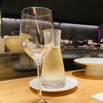 天ぷら新宿つな八 - 白ワイン、キャラフェ