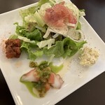 TRATTORIA BUONO - 手前が前菜3種、奥がサラダ