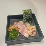 淡麗拉麺 己巳 - 具は別皿で提供される