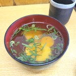 味処 つくし - お蕎麦の代わりに、お吸い物いただきました。具は茹で卵とブリの切り身でした。美味しい。