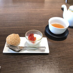 銀座アスター - 梅ジュレの杏仁豆腐と胡麻団子にジャスミン茶