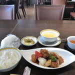 銀座アスター - たまごスープに酢豚の黒酢、搾菜と生姜の酢漬けにライスおかわり自由！