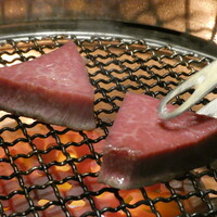 やきにく九 西麻布本店 - 焼きは全て店員さんがやってくれます