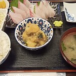 ダイニングキッチン えん - かんぱち刺定食。小鉢も美味しい