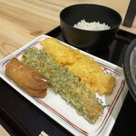 はなまるうどん - ごまいなり、ちくわ磯辺揚げ、いか天