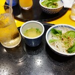 洋麺屋 五右衛門 - スープ(無料)、サラダとジンジャーエールはプラス料金。