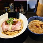 奔放 - 醤油つけ麺 並
      
      器まであっつあつで着丼。
      濃厚魚介豚骨のややライトな感じ。
      中太ストレートで、ゆで上がりはハード。
      しっかり冷水で〆られていて、
      しっかり噛まないと食べられません。