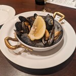 TRATTORIAつくしぐみ - ムール貝の黒胡椒蒸し?