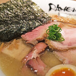 Ramen にじゅうぶんのいち - 特製塩そば 2000円 の味玉、豚肩ロース、鴨ロース、炭火つるし焼