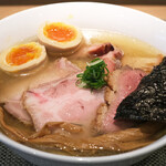 Ramen にじゅうぶんのいち - 特製塩そば 2000円 の味玉、豚肩ロース、鴨ロース、炭火つるし焼