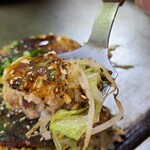 鉄華 - 茹でた麺の水分でキャベツを蒸し焼きするのは初めて見て驚きました！
            麺はシットリ系の仕上りで豚バラ肉のカリッした食感とのコントラストが印象に残る良い仕上りでした