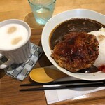 アニヴァーサリー&デイズカフェ - 手ごねハンバーグカレー　　950円
            ホットのカフェラテ　　310円
            