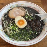 熊本ラーメン 育元 - 焦がしニンニクの香りが食欲をそそります