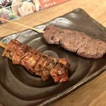 Nikusashi Izakaya Nikuibouzu - 白レバ串＠200円と牛サガリ串＠350円