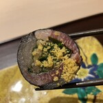 肉懐石 凜然 - 但馬牛赤身肉と真鯛の昆布締めの海苔巻き　カラスミ掛け