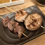 Nikusashi Izakaya Nikuibouzu - 肉椎茸串＠250円と砂肝串＠200円