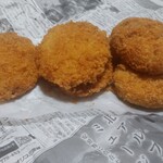 久保田精肉店 - 料理写真:左　メンチカツ　右　コロッケ