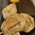 炭火焼鶏屋 たまい - つくね2本275円でちょっとしたハンバーグ並のデカさ。