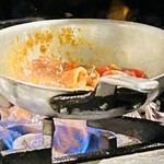 バルハチゴー - ヒイカのプッタネスカソース調理中の写真