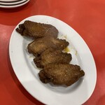 台湾料理 味仙 - カウンターに大量に下拵えされた手羽先が並んでました。