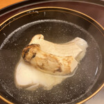 Ta Getsu - 量少なめコース２３１００円。松茸とクエの清汁。北海道産松茸を丸ごと使った贅沢な御碗です。クエ、お出汁とも相性が良かったです。