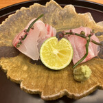 日本料理 太月 - 量少なめコース２３１００円。鯛、シマアオダイ。白身ですが、脂もあり、塩との相性が良かったです。