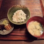 お料理 うち山 - 土鍋ご飯（松茸）、味噌汁（油揚げ、わかめ）、漬物