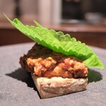 アカ - 馬肉のタルタルに卵黄、ニンキク、オリーブオイルを混ぜて。エゴマと。