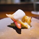 アカ - ホッキ貝を薪焼き。生ハムの泡、焼きナスを敷いて。