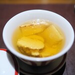 アカ - 生ハムだけで作ったスープは深みがあって、今回はそこに松茸をたっぷり。