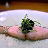 アカ - 薪で焼いた肉厚のサワラ。香りが豊か。