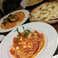 オステリアガウダンテ 神戸ハーバーランド店 - ピザ生地が軽いので、パスタもリゾットも、いろいろシェアできちゃう♬