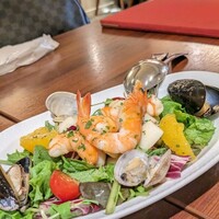 オステリアガウダンテ 神戸ハーバーランド店 - サラダはＳで２〜３人分あるよ。