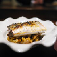 アカ - これもふっくら肉厚のサンマ。下はパエリアで。