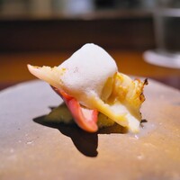 アカ - ホッキ貝を薪焼き。生ハムの泡、焼きナスを敷いて。