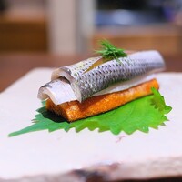 アカ - マリネしたコハダ。大葉とトマトパンで。