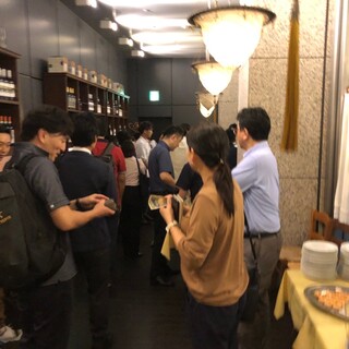 立食パーティーは普段お話しする機会の少ない方とも気軽にお話しできますね。