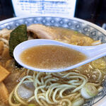 江川亭 - 自慢の醤油豚骨スープは細かな背脂が表面に浮かび乳化しております。